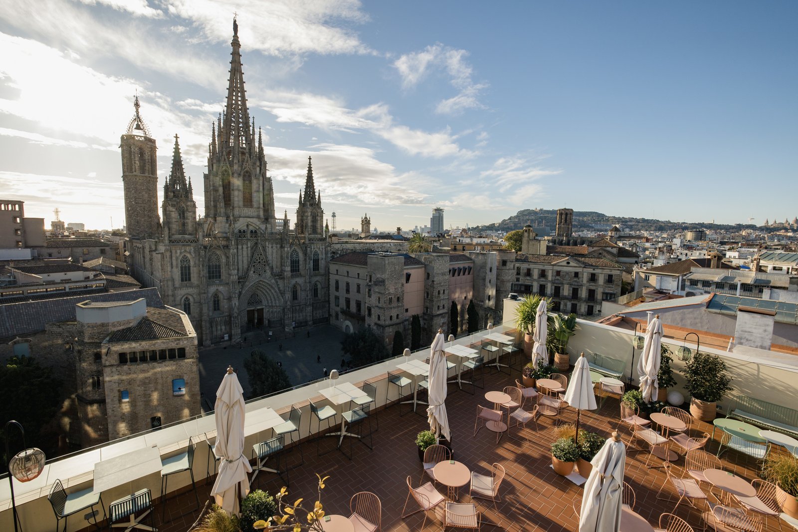 Pemandangan katedral Barcelona dari atap Hotel Lamaro bintang lima.