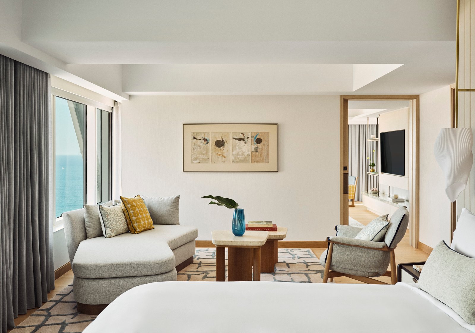 Salah satu dari 52 suite yang telah direnovasi di Hotel Arts, dengan pemandangan laut, kota, atau keduanya.