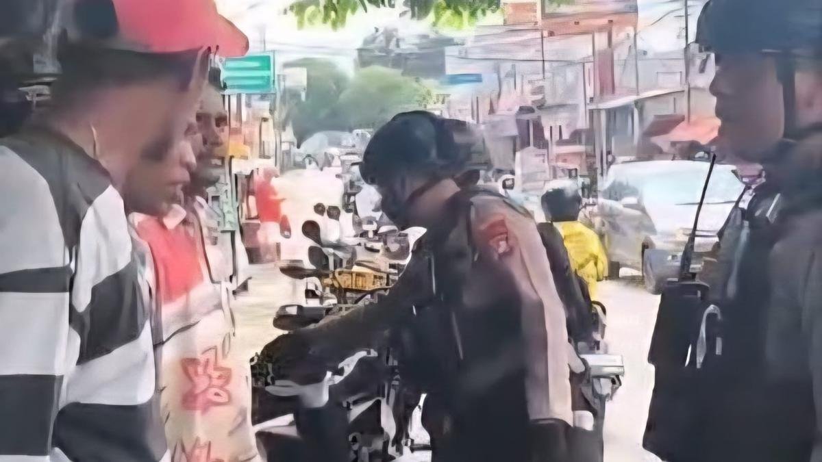 Momen Mata Elang Ciut saat Didatangi Polisi, Disuruh Baris Pinggir Jalan
