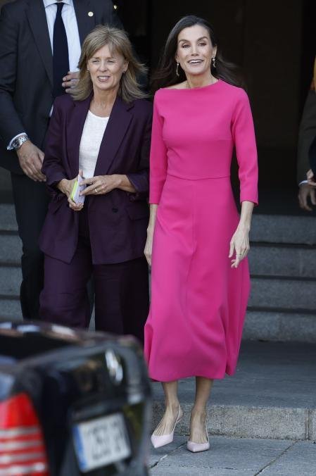 Ratu bersama kepala sekretariatnya, Marta Carazo, usai menghadiri Konferensi Menteri Kesehatan Ibero-Amerika XVII yang diadakan Kamis ini di Madrid.