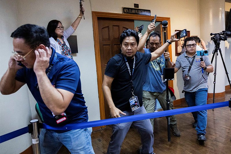 'Nasaan ang influencer, vloggers?': Sorotan beralih ke jurnalis dalam liputan penembakan Senat