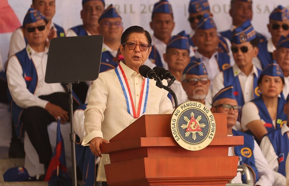 Marcos menduduki puncak survei terbaru, peringkat persetujuan Duterte merosot