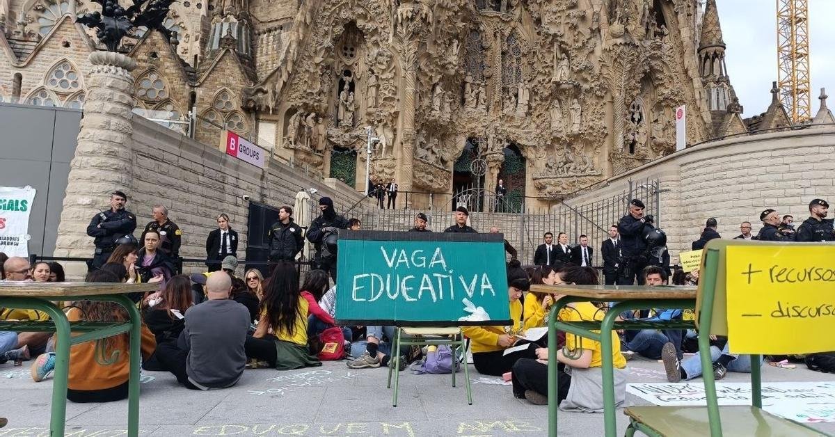 Para guru memblokir pintu masuk ke Sagrada Família