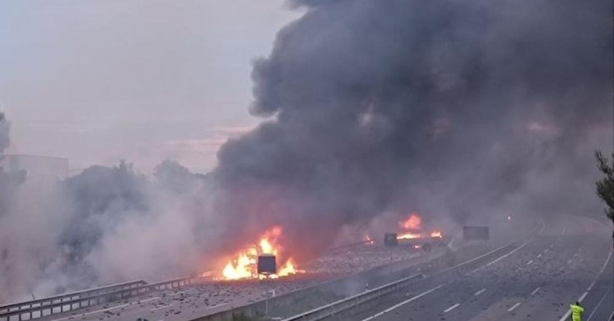 Potong AP-7 di Penedès oleh kebakaran dua truk