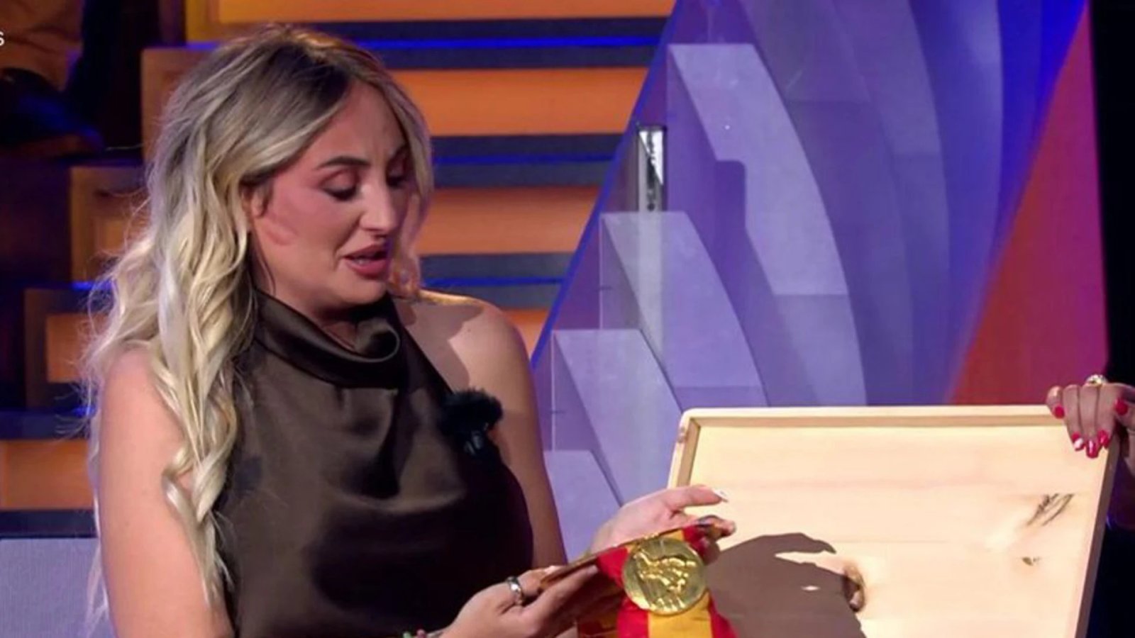 Rocío Flores memasukkan anak panah ke Rocío Carrasco saat dia tertarik dengan harta karun kakeknya