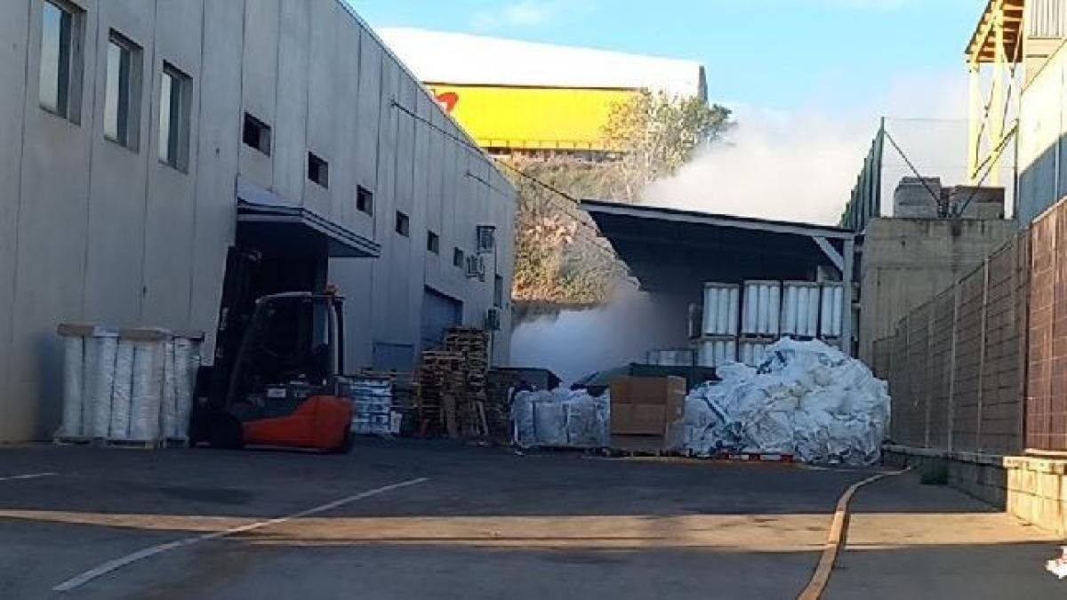 Petugas pemadam kebakaran mencoba mengendalikan kemungkinan kebocoran klorin di sebuah perusahaan di kawasan industri di Manresa