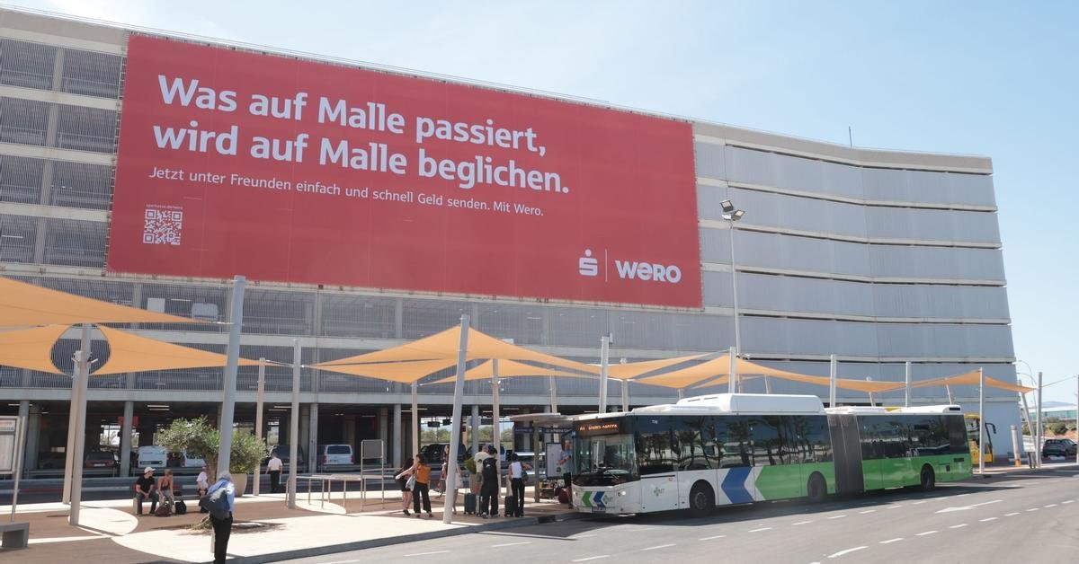 Kontroversi poster raksasa berbahasa Jerman di bandara Palma dengan nama 'Malle'