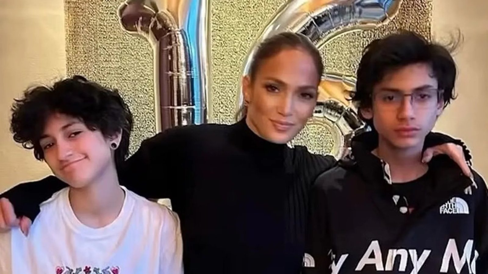 Kelulusan putri Jennifer López meninggalkan kejutan: perubahan nama Emme dan ketidakhadiran Marc Anthony di acara tersebut