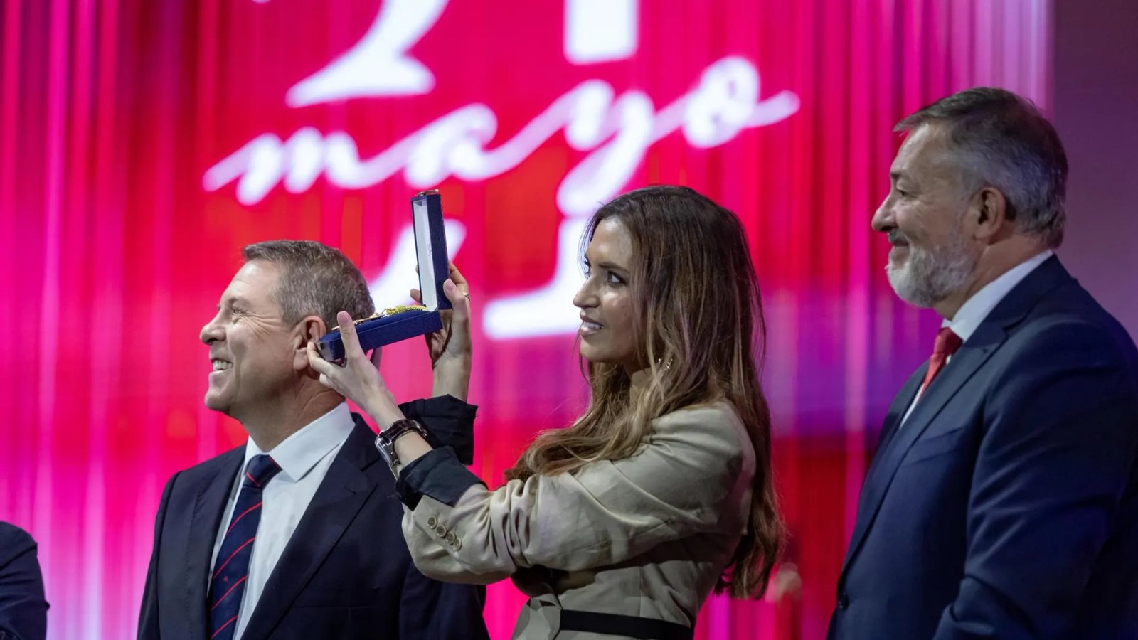 Sara Carbonero menerima Medali Emas Castilla-La Mancha sambil menangis