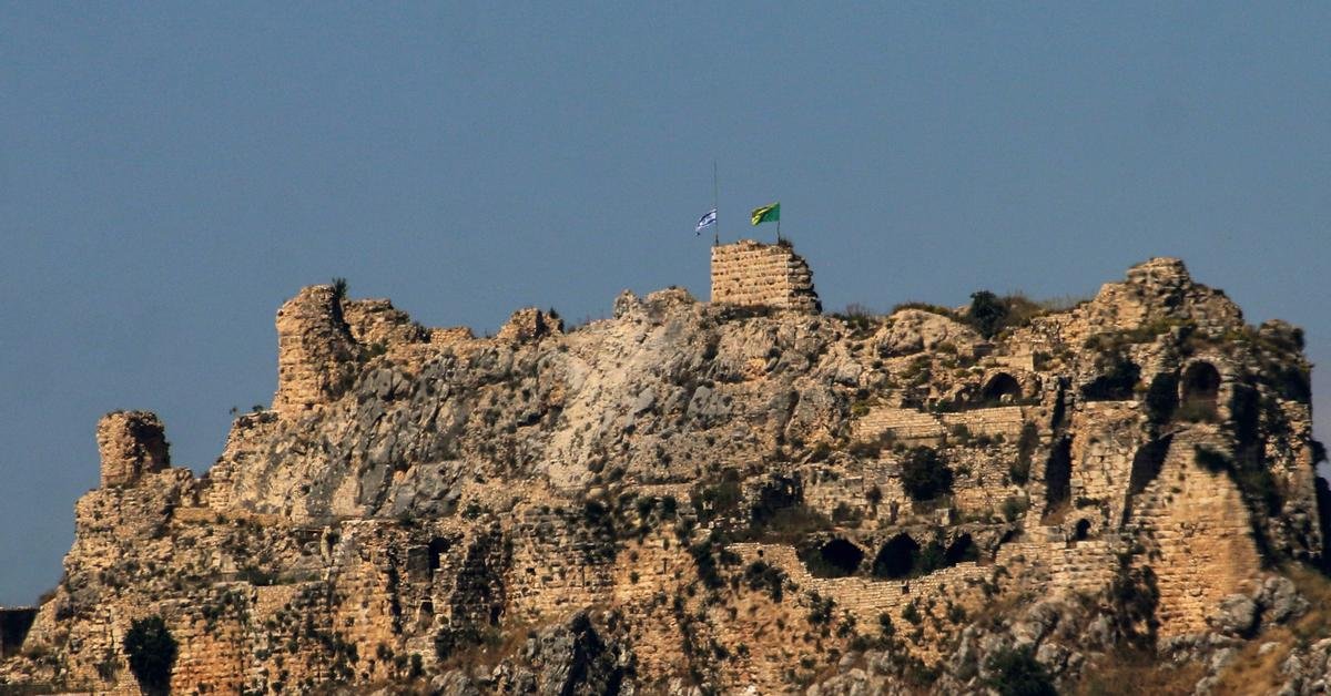 Israel menyerbu lebih banyak wilayah di Lebanon selatan dan menduduki Kastil Beaufort yang strategis