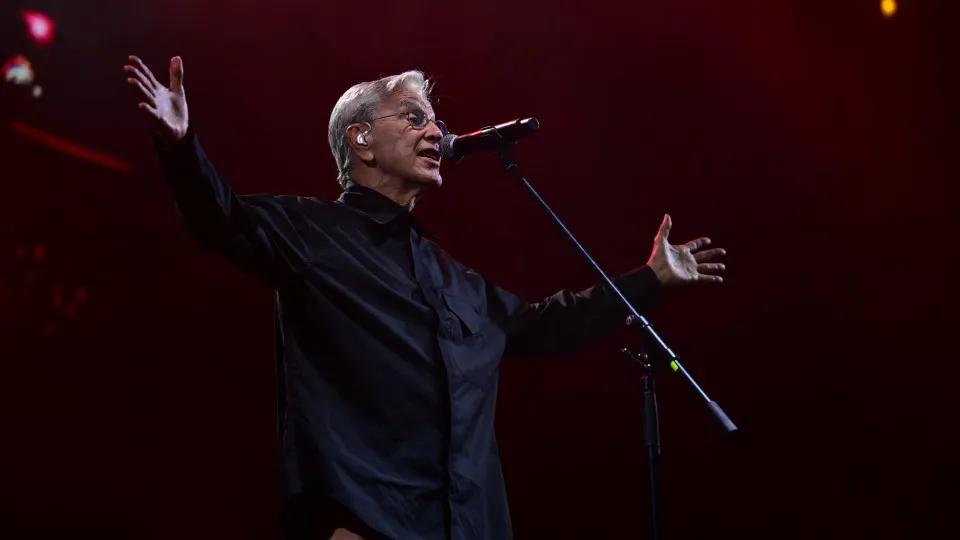 Caetano emociona ao cantar fado no Porto: