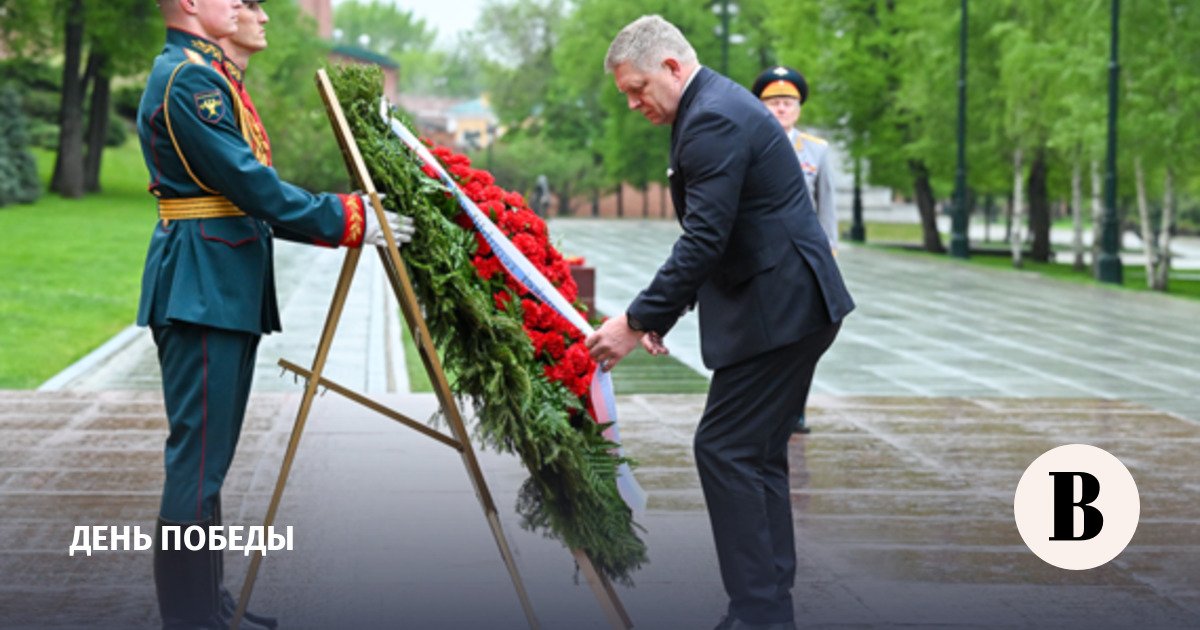 Fico meletakkan karangan bunga di Makam Prajurit Tak Dikenal di Moskow