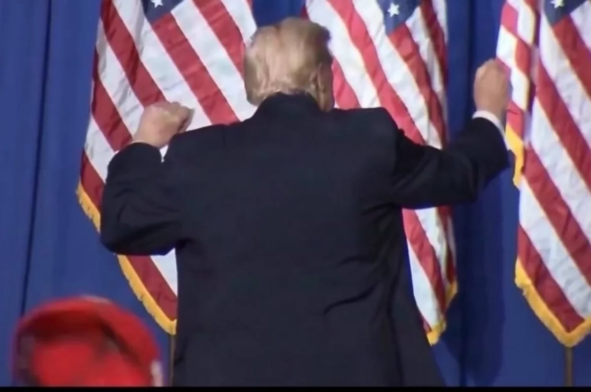 Дональд Трамп танцует