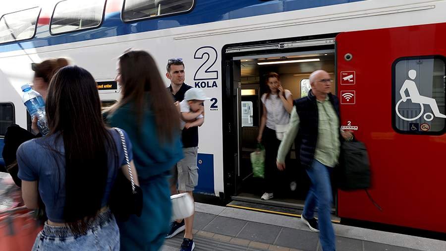 Lalu lintas kereta api ke segala arah untuk sementara dihentikan di Serbia
