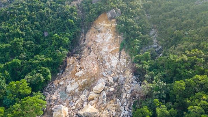 Longsor Tewaskan Dua Wisatawan di Curug Cileat Subang