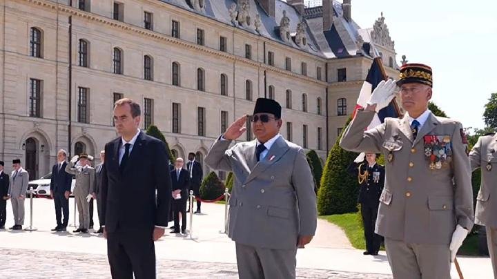 Prabowo Tiba di Istana Elysee Prancis