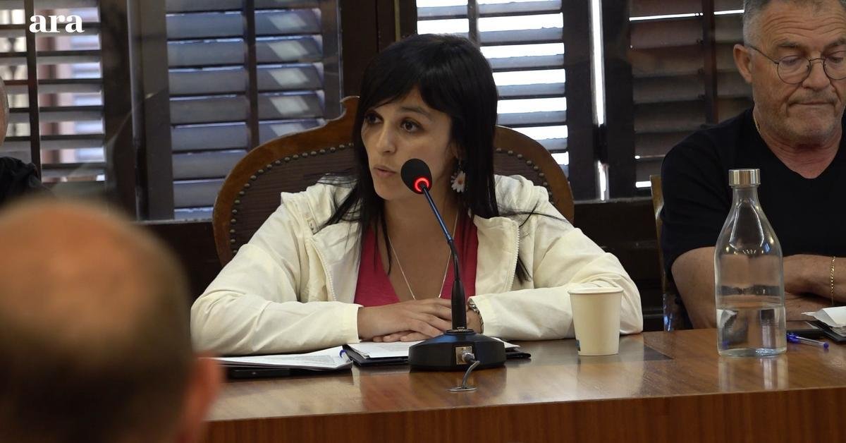 Sílvia Orriols mengundang anggota dewan baru PSC di Ripoll, Jorge Iglesias, untuk mendaftar kursus bahasa Katalan