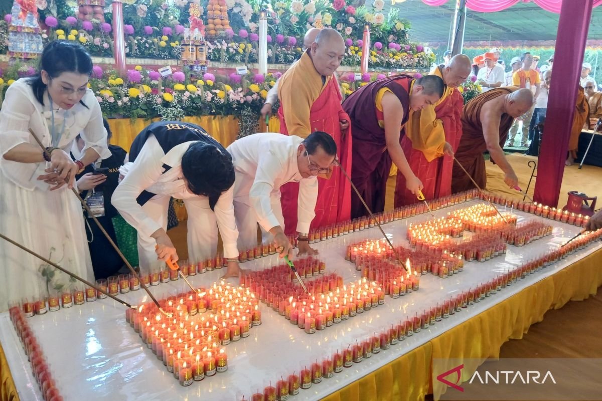 Umat ​​Buddha menyalakan Lampu Perdamaian sebagai bagian dari perayaan Waisak