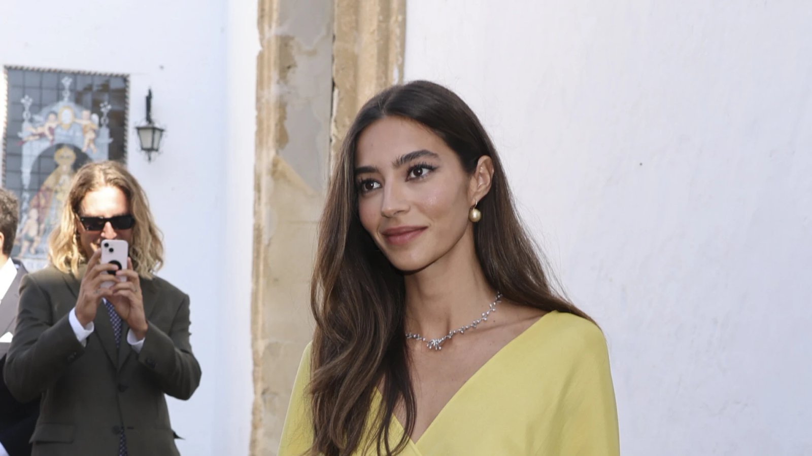 Rocío Crusset dan Charlie Schein menutup kisah cinta mereka di New York dengan pernikahan intim yang penuh dengan anggukan Spanyol