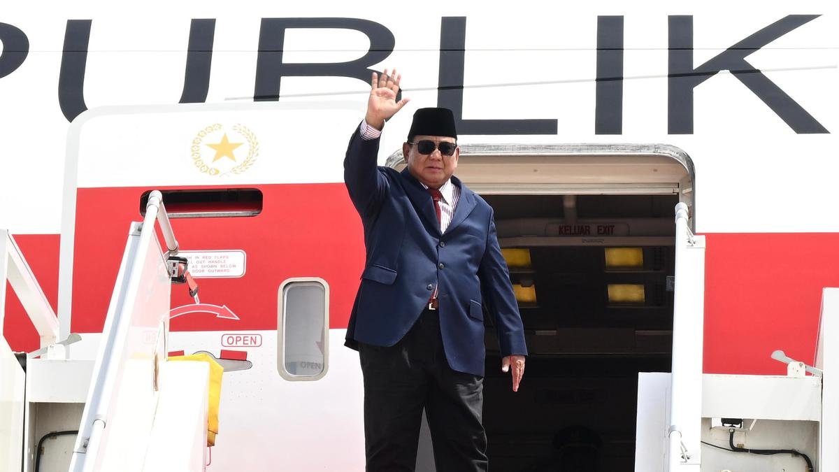 Seskab Teddy Jawab Kritik soal Rombongan Prabowo ke Luar Negeri