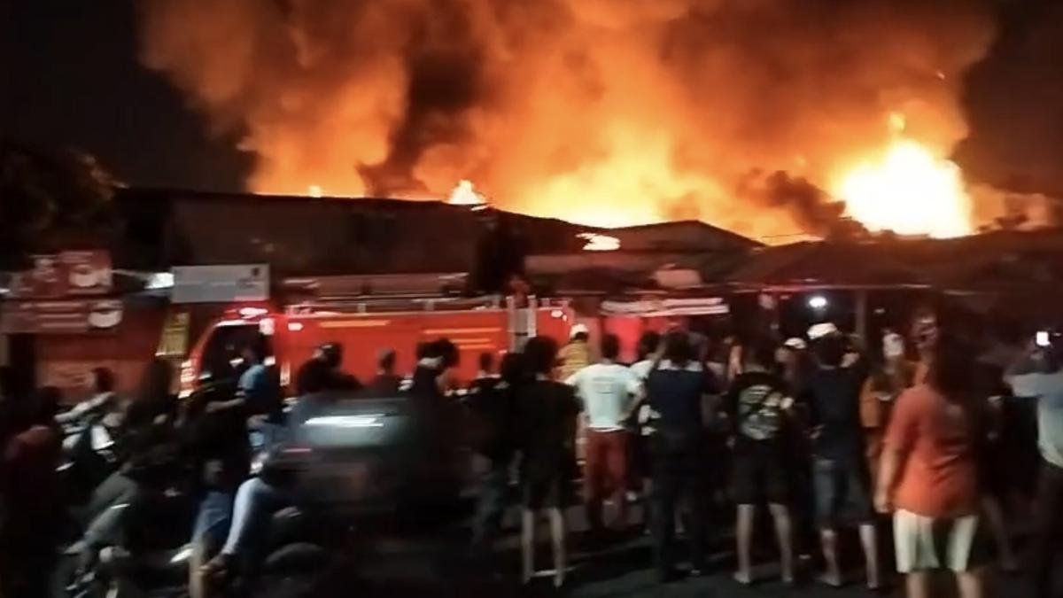 Kebakaran Hebat Melanda Permukiman Padat Kemayoran