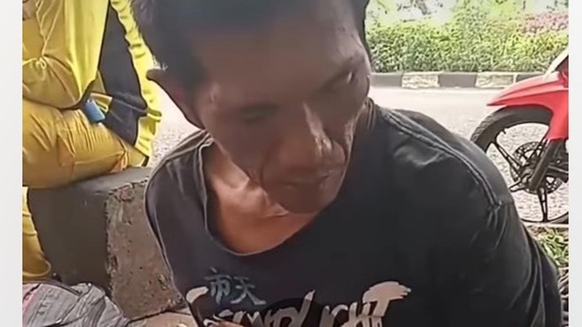 Viral Pria Tertunduk Lesu di Trotoar Jatinegara, Ini Duduk Perkaranya