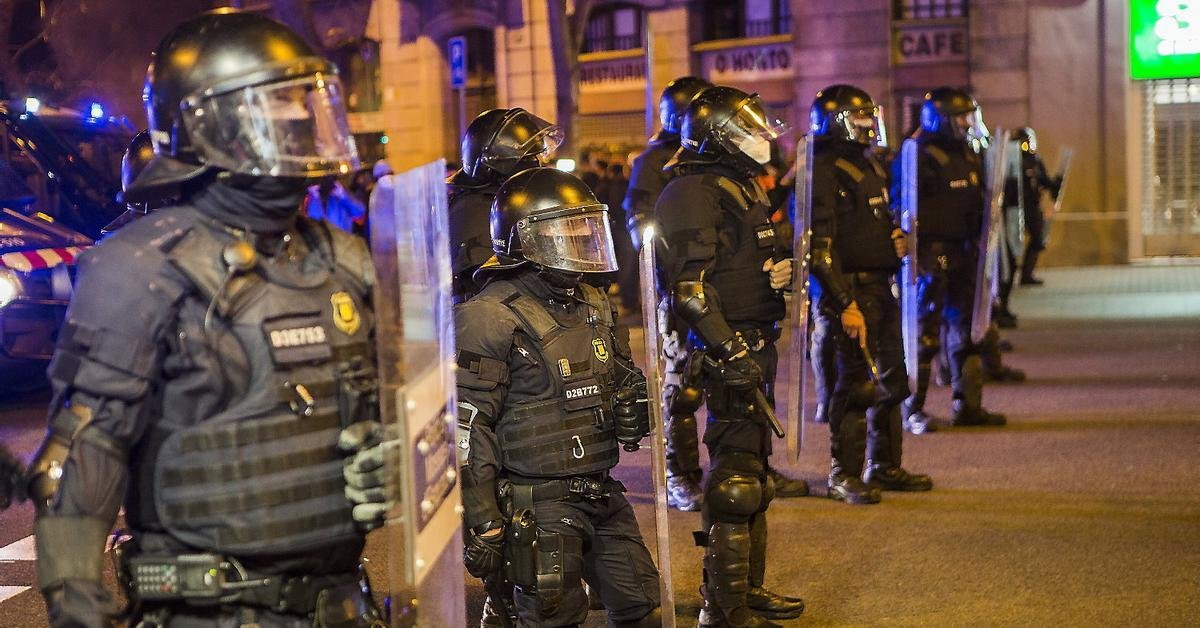 empat anak di bawah umur ditangkap karena konfrontasi dengan polisi