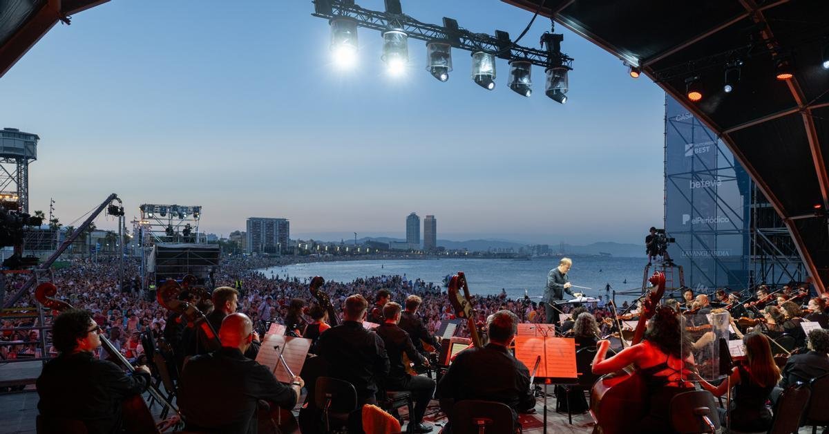 dua malam simfoni di pantai Sant Sebastià di Barcelona