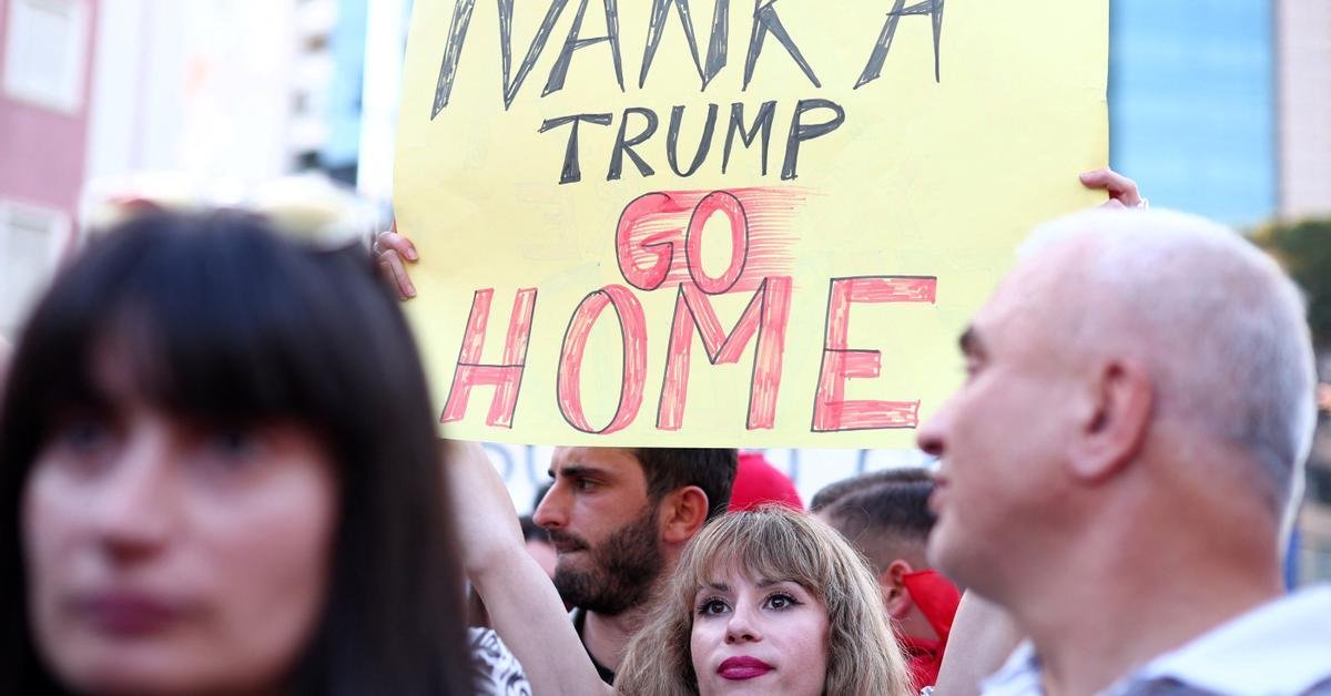 Warga Albania memprotes resor mewah untuk menantu Trump