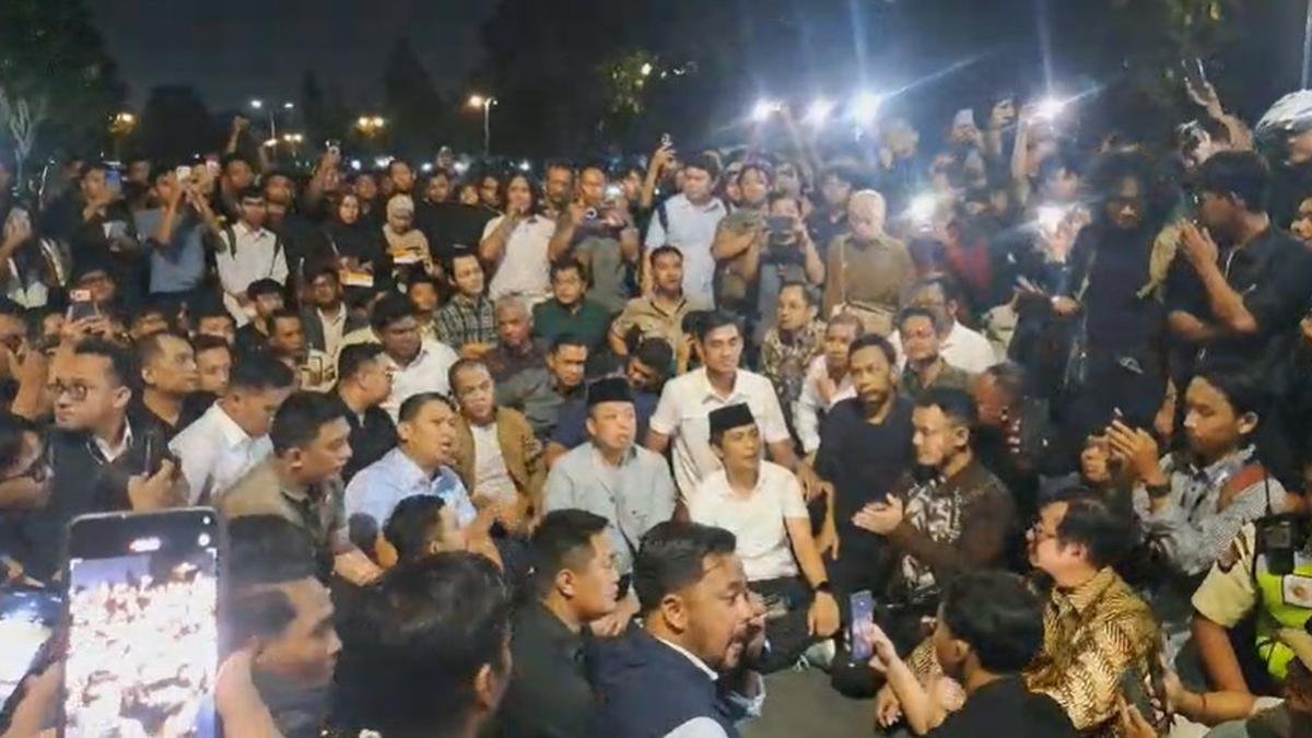 المناقشة في UGM تنتهي بالفوضى، نائب الوزير سوداريونو: جئنا للحوار