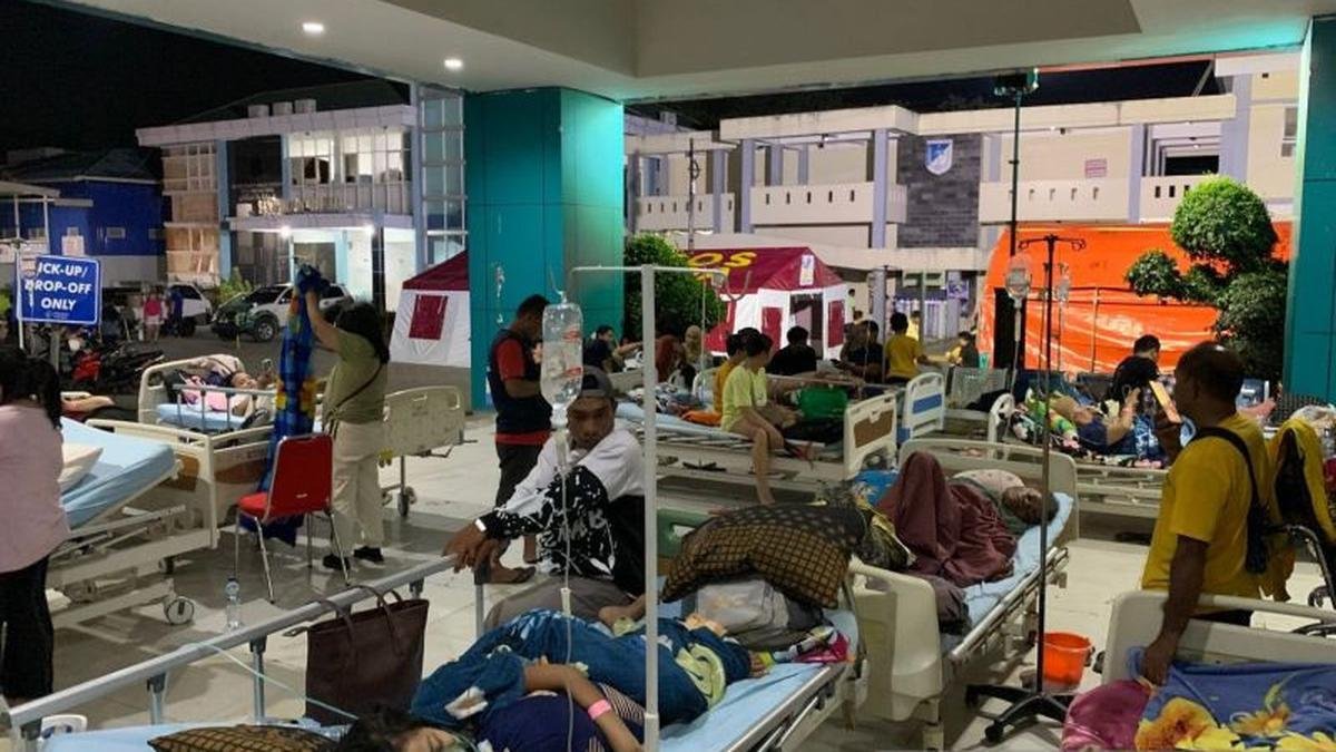 واضطر المرضى في مستشفى أونداتا في بالو إلى العلاج في الفناء بسبب الهزات الارتدادية