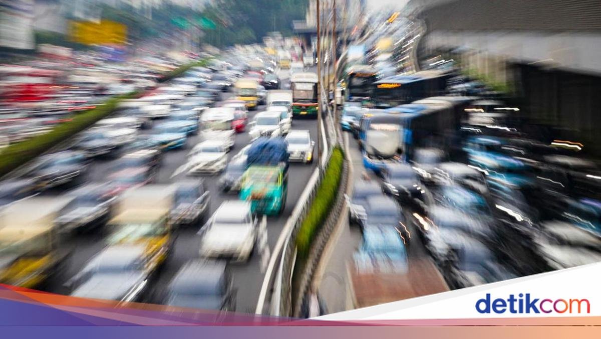 حالة المرور على الطريق ذو الرسوم المتجهة إلى جاكرتا هذا الصباح، هناك ازدحام في كاوانغ