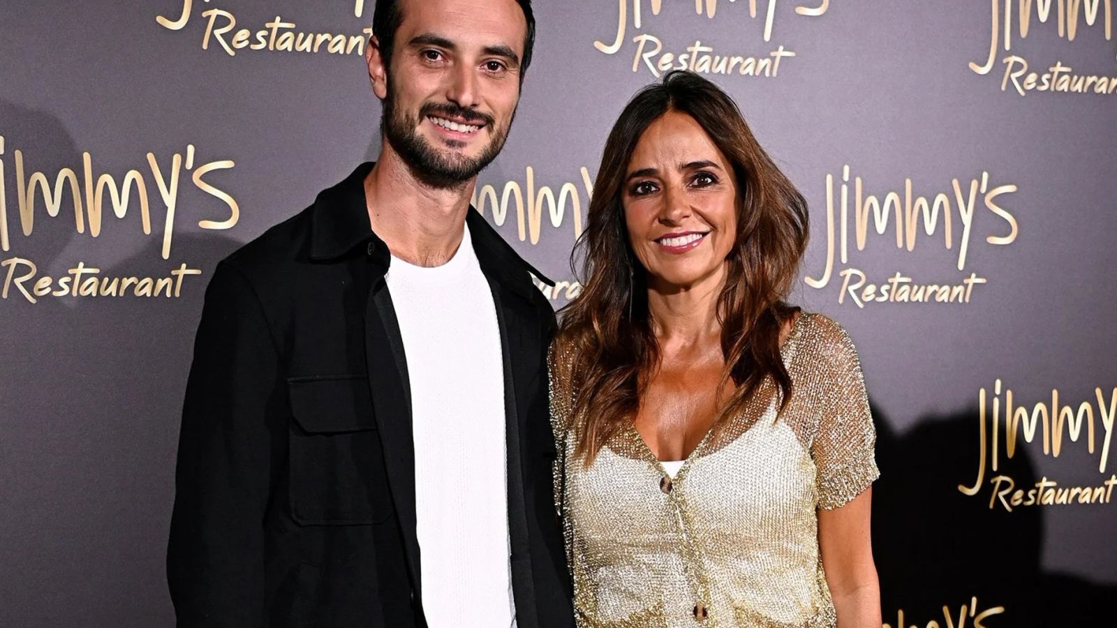 كارمن ألكايد تخطب صديقها تشارلي ليلة سان خوان: "خطيبة أروع رجل في العالم"