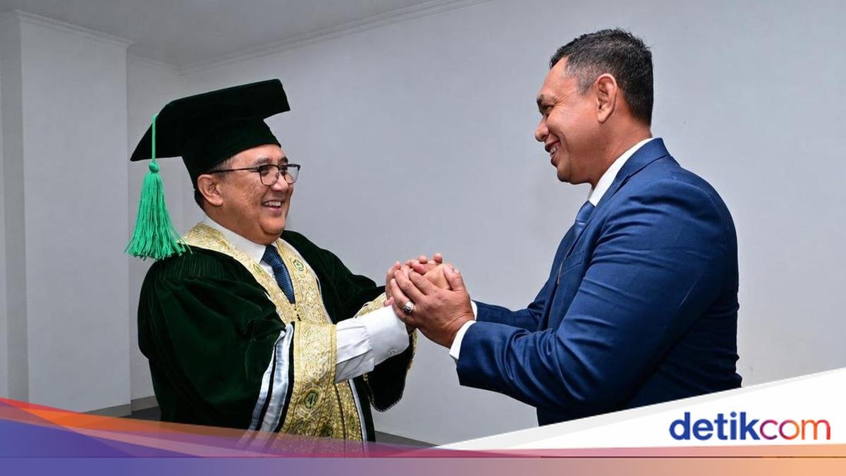 لحظة حضور المدير العام لـ BULOG حفل تنصيب أستاذ فخري عضو في BPK RI