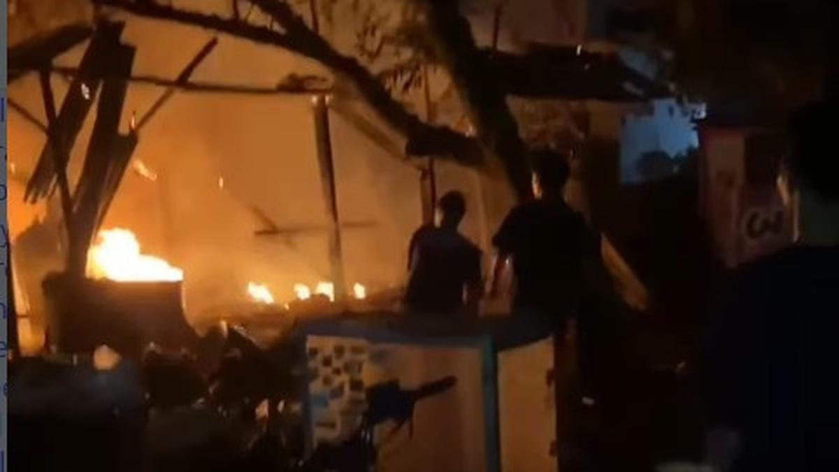 مستودع في Cakung على النار