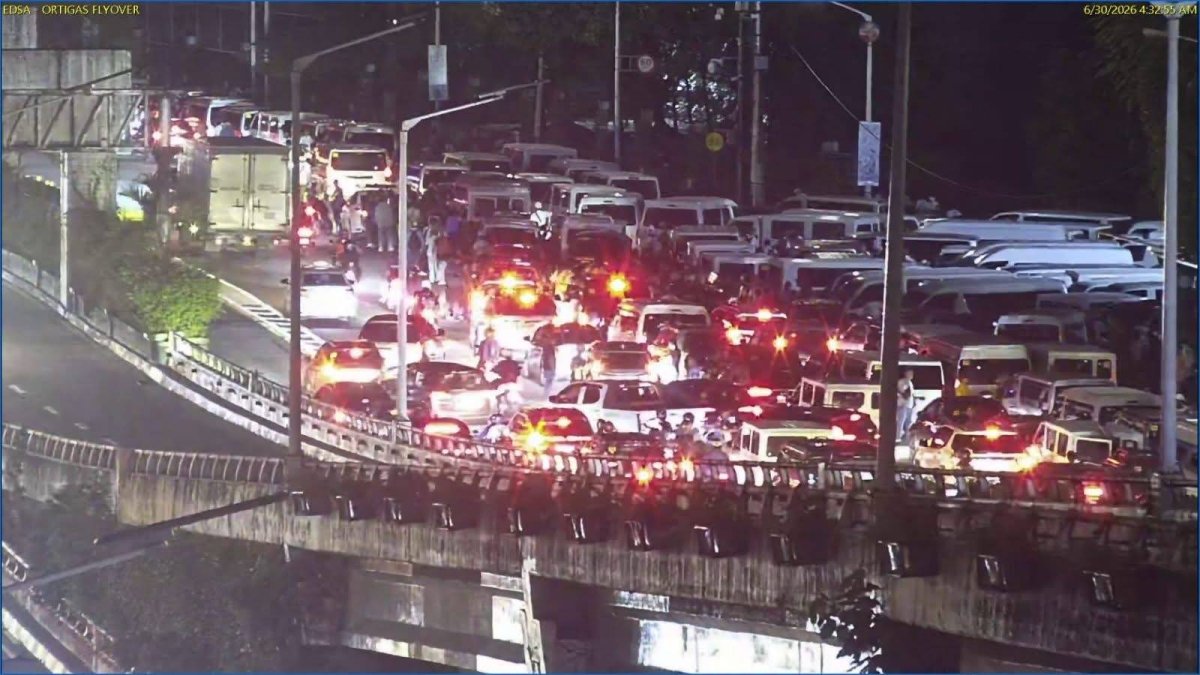 مجموعة حاشدة مجهولة تحتل منطقة EDSA، وتغلق MMDA منطقة White Plains وسط اضطراب حركة المرور