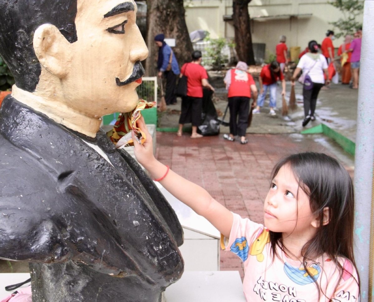 A child wipes a statue at the M.H. Del Pilar Elementary School in Quezon City on June 1, as Brigada Eskwela 2026 kicked off under the theme ‘Bayanihan sa Paaralan: Nagkakaisa para sa Kaayusan at Kaalaman.’ PHOTO BY ISMAEL DE JUAN