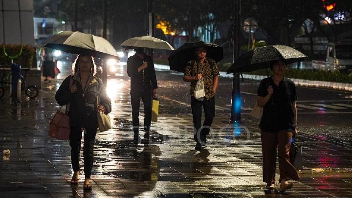 BMKG Waspada Hujan Deras, Guntur di Jabodetabek Malam Ini