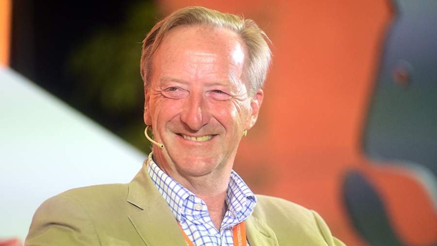 Mantan direktur intelijen Inggris MI6 Alex Younger. Biografi