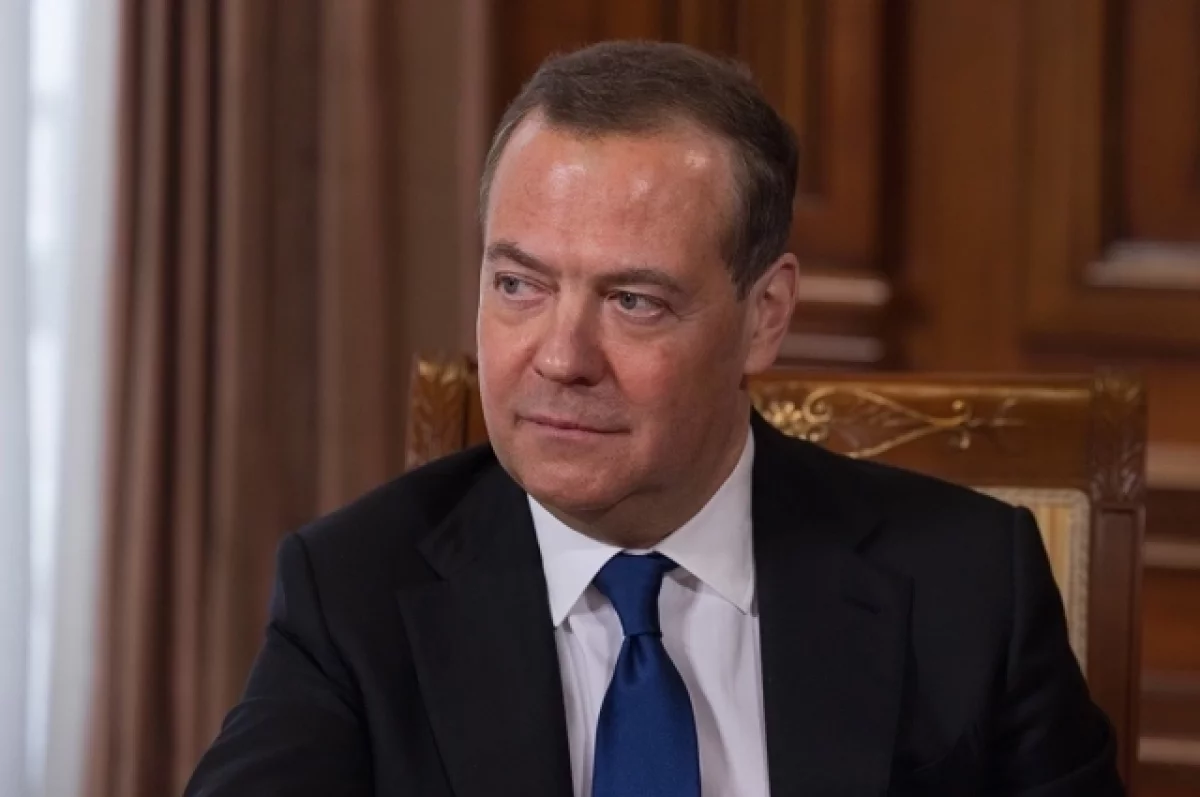 Medvedev menyerahkan kartu pesta Rusia Bersatu kepada Pahlawan Federasi Rusia Mityashin