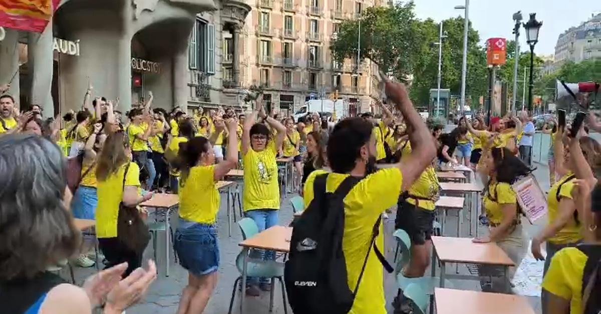 Para guru yang menentang perjanjian tersebut duduk di depan Casa Batllo di Barcelona