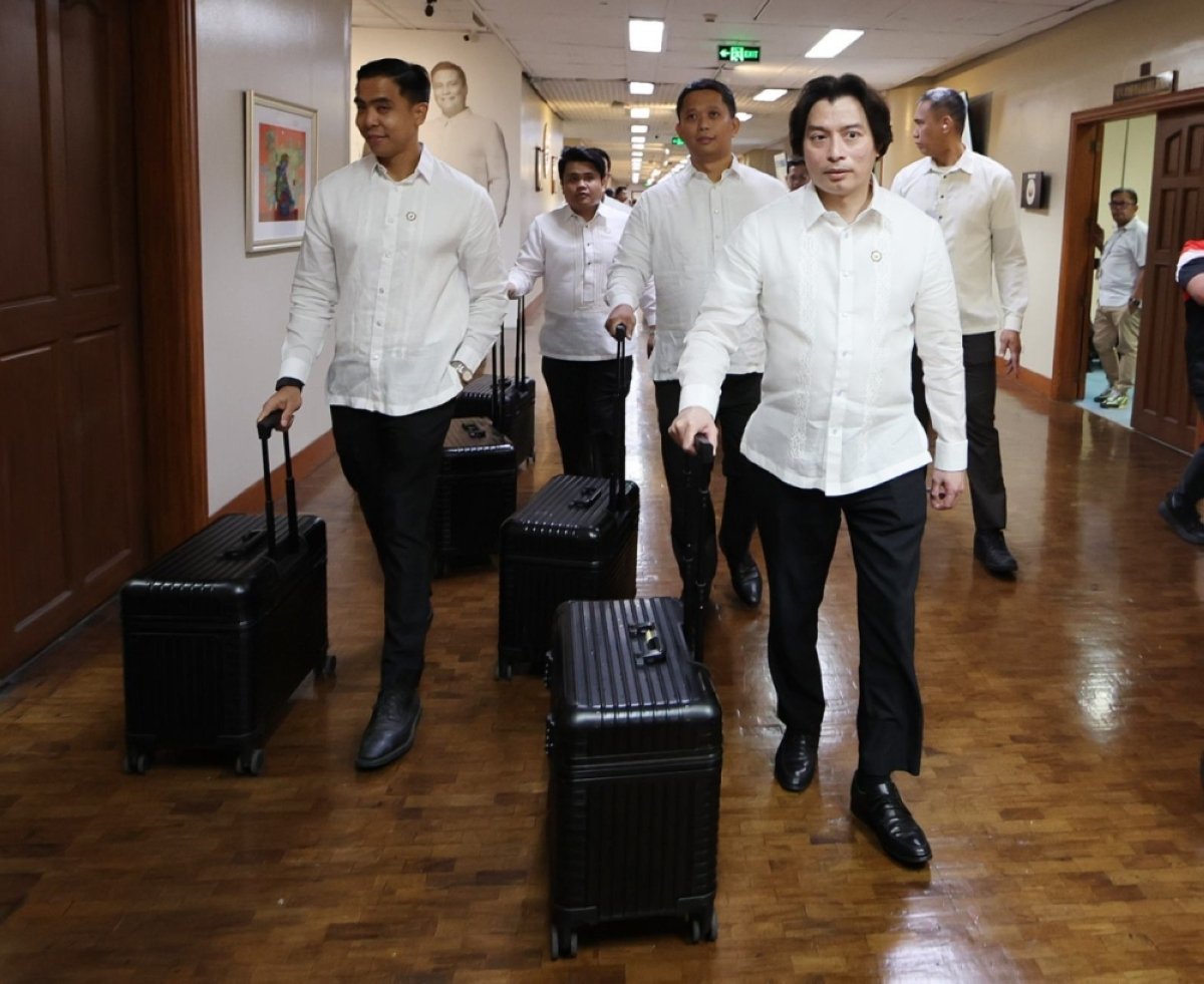 Five for Sara Members of Vice President Sara Duterte’s defense team led by Michael Poa carry luggage containing her answer to the impeachment complaint. The documents were submitted to the Senate on June 1, 2026. PHOTO MIKE ALQUINTO
