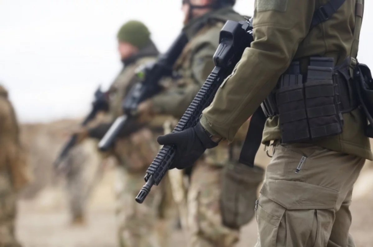 Personil militer Angkatan Bersenjata Ukraina di Krasnoarmeysk saling menyapa dengan isyarat Nazi