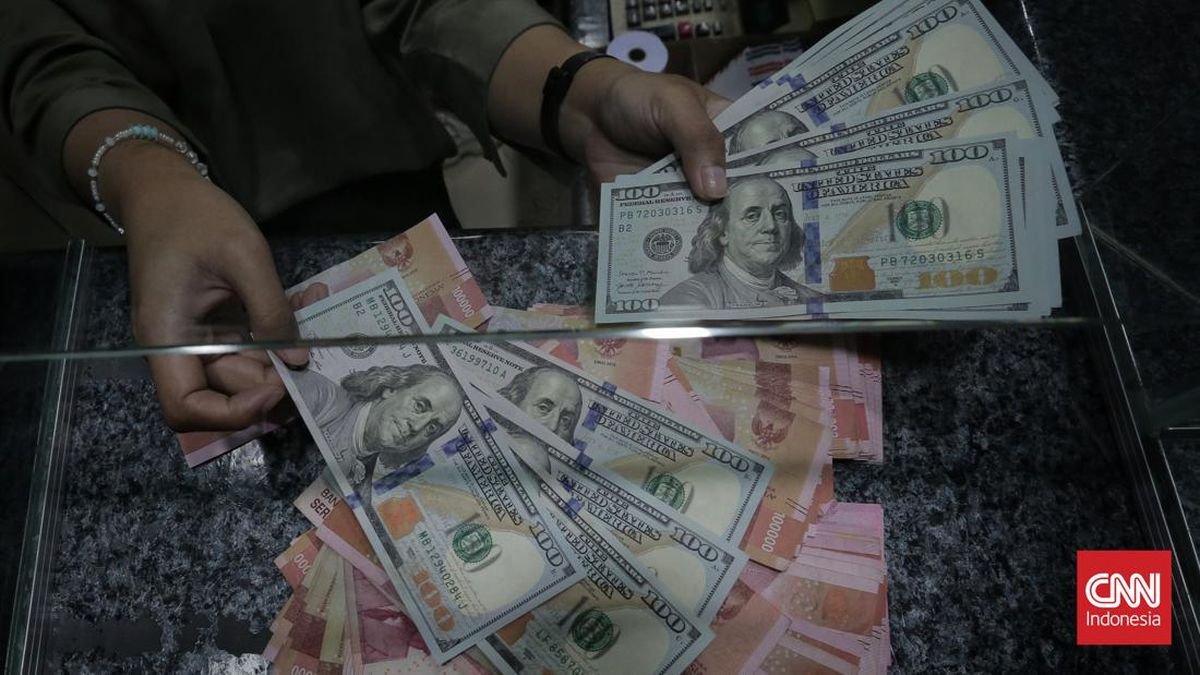 Rupiah Nyaris Ambrol ke Rp18 Ribu, Ini Skenario Terburuk versi Analis