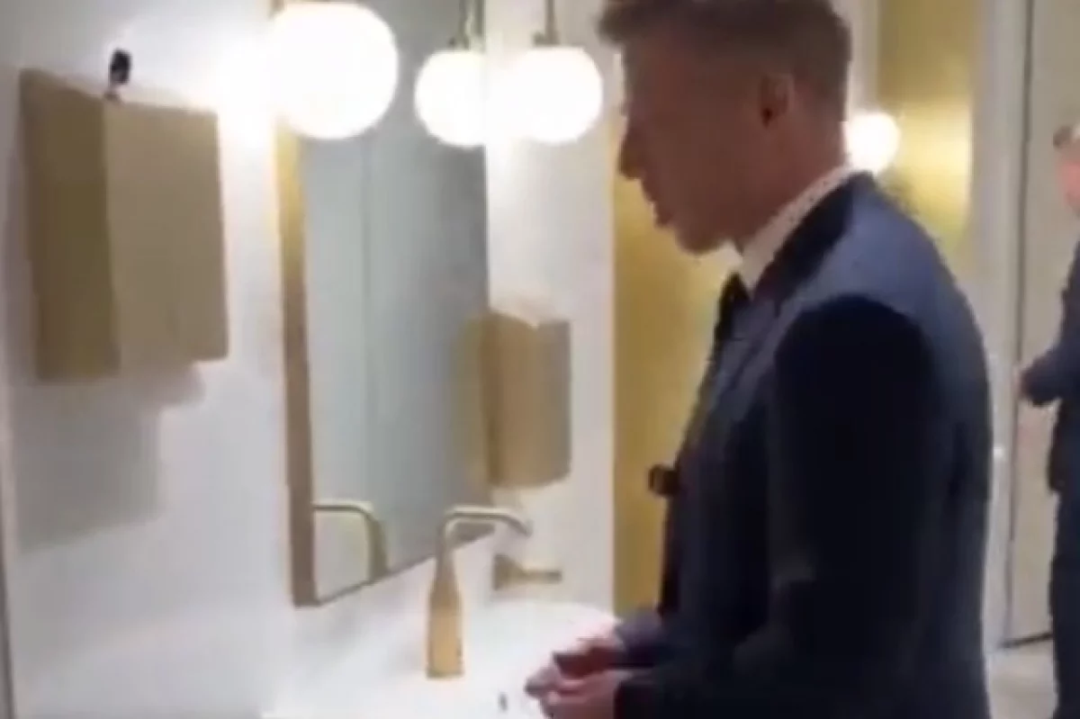 Toilet emas Magyar: Perdana Menteri Hongaria diejek karena balas dendamnya yang konyol pada Orban