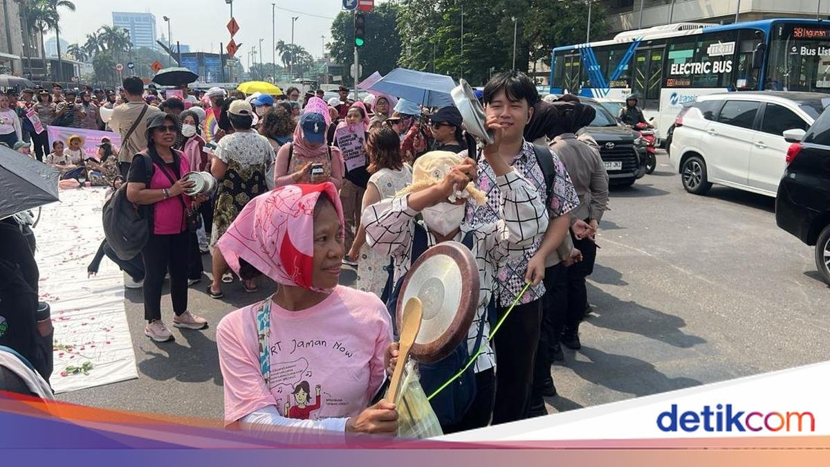 أحضروا مقلاة، تحالف النساء يتظاهر في كيبون سيريه مطالبين بخفض أسعار الوقود