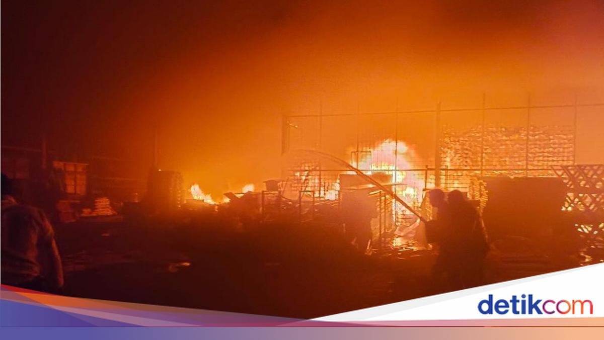 اشتعلت النيران في مستودع في كاكونج واندلعت النيران