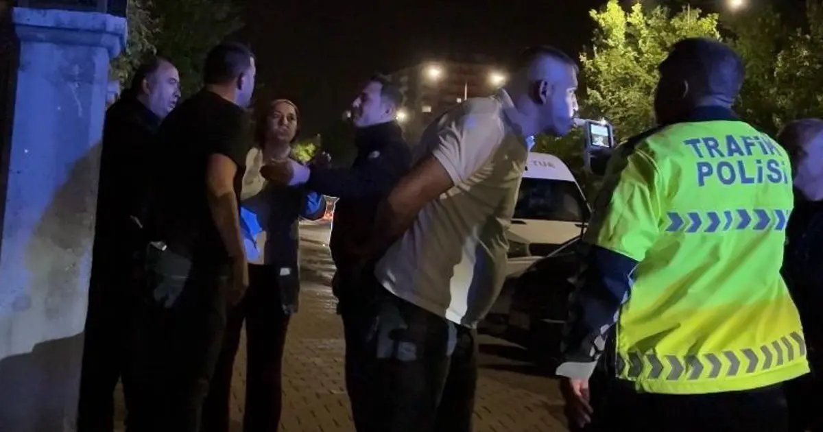 تم القبض على السائق المخمور الهارب أمام منزله. وتم فرض غرامة قدرها 432 ألف ليرة تركية