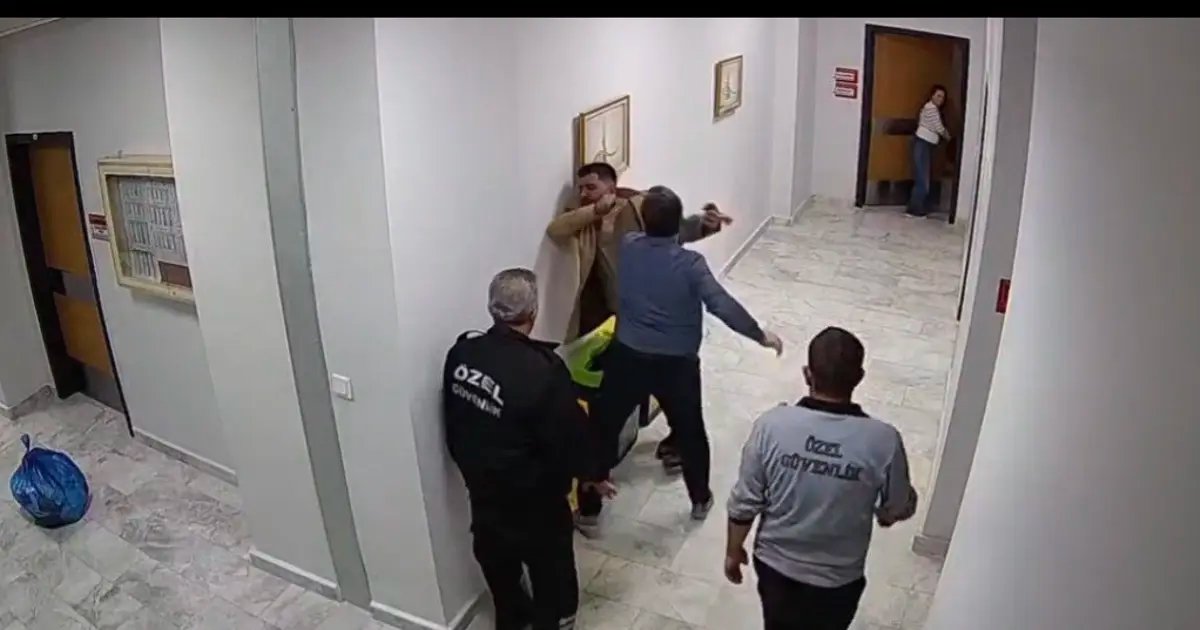 ضرب الموظفين من قبل مدير المستشفى. وفتحت المحافظة تحقيقا