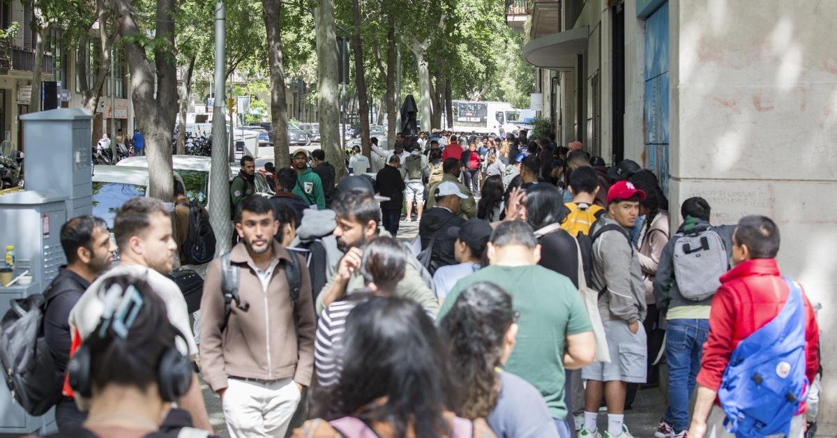 وتشكك المحكمة العليا في شرعية تسوية أوضاع المهاجرين وتدرس إرسال القضية إلى أوروبا
